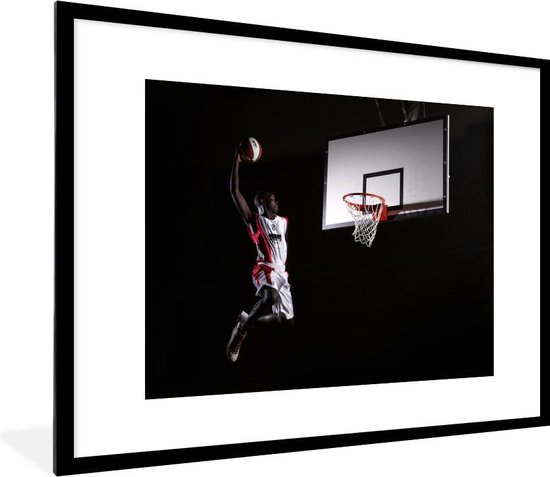 Fotolijst incl. Poster - Een basketballer dunkt de basketbal in de basket - 80x60 cm - Posterlijst