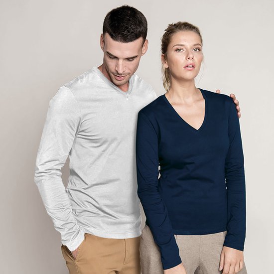 Man in wit V-hals T-shirt, vrouw in donkerblauw V-hals T-shirt