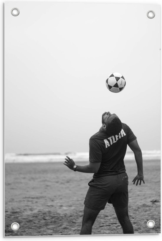 Tuinposter – Voetballer op het Strand (zwart/wit) - 40x60cm Foto op Tuinposter  (wanddecoratie voor buiten en binnen)