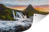 Tuinposter - Tuindoek - Tuinposters buiten - Kirkjufell-berg en Kirkjufellfoss-waterval bij zonsopkomst in IJsland - 120x80 cm - Tuin