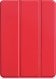 Housse de tablette rouge fermée avec pliage triple et texture grainée.