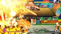 Krillin vecht tegen een grote explosie met oranje en gele energie. Gebouwen op de achtergrond.