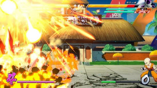 Krillin vecht tegen een grote explosie met oranje en gele energie. Gebouwen op de achtergrond.