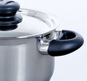 Zilverkleurige kookpan met zwart handvat en deksel.