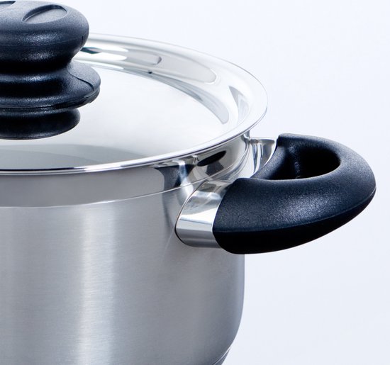 Zilverkleurige kookpan met zwart handvat en deksel.
