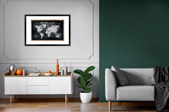 Carte du monde Witte avec des rayures sur un tableau noir et la citation Aventure vous attend 90x60 cm