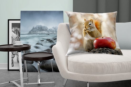 Coussins Coussins décoratifs - Coussin - Un écureuil appréciant sa nourriture en hiver - 60x60 cm - Coussin en coton