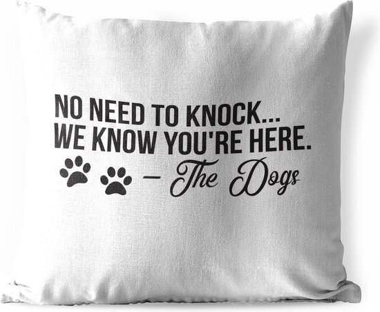 Buitenkussens - Tuin - Quote No need to knock... we know you're here - The dogs Witte wanddecoratie - 40x40 cm