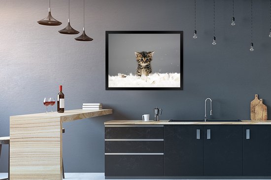 Photo encadrée - Chaton entre les plumes cadre photo noir sans passe partout 80x60 cm - Affiche encadrée (Décoration murale salon / chambre)