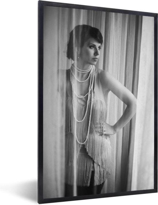 Photo encadrée - Cadre photo femme Zwart et blanc entre rideaux noir sans  passe... | bol.com