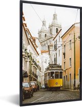 Image encadrée - Le célèbre tramway jaune traverse le cadre photo Lisbonne noir 60x90 cm - Affiche encadrée (Décoration murale salon / chambre)