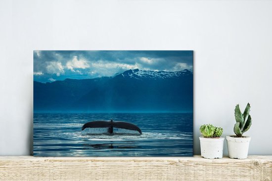 La queue d'une baleine à bosse en arrière-plan est une chaîne de montagnes 30x20 cm - petit - Tirage photo sur toile (Décoration murale salon / chambre)