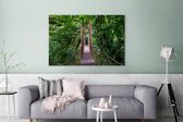 Canvas Schilderij Rode brug in het regenwoud van het Bosque Nuboso Monteverde - 180x120 cm - Wanddecoratie XXL