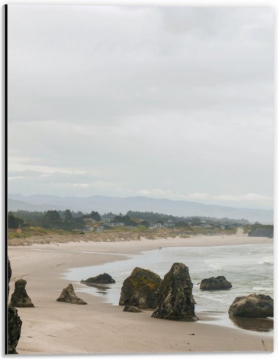 Dibond - Grote Rotsen op het Strand aan het Water - 30x40cm Foto op Aluminium (Met Ophangsysteem)