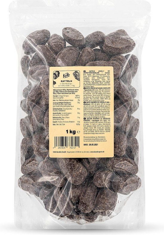 Grote zak van 1 kg met dadels omhuld met pure chocolade, op een witte achtergrond.