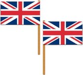 2x stuks luxe zwaaivlag Engeland/Groot Brittanie 30 x 45 cm - Feestartikelen/vlaggen/versieringen