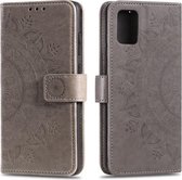 Voor Motorola Moto G9 Plus Totem Bloem Reliëf Horizontale Flip TPU + PU lederen tas met houder & kaartsleuven & portemonnee (grijs)
