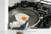 Behang - Fotobehang Een gebakken ei in een pan op het fornuis - Breedte 450 cm x hoogte 300 cm