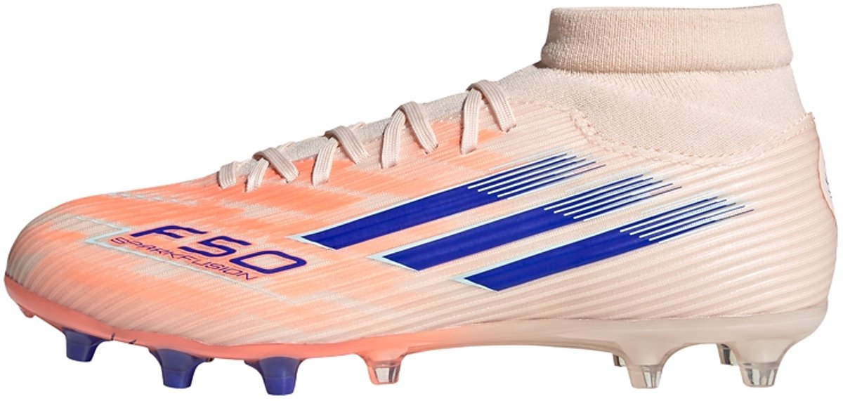adidas F50 Sparkfusion voetbalschoenen voor dames in oranje met blauwe strepen, ontworpen voor firm ground en kunstgras.