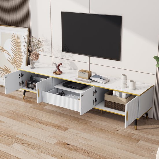 Witte tv-kast met marmerlook blad, open vakken, lade, gouden handgrepen en zwarte poten.