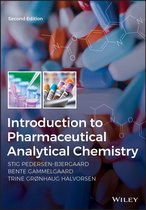 Boek 'Introduction to Pharmaceutical Analytical Chemistry', tweede editie, met chemische formules op de achtergrond en afbeeldingen van laboratoriummateriaal.