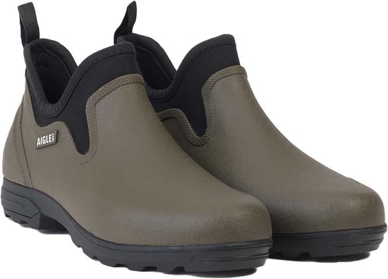 Kaki Aigle laarsjes met zwarte voering en zool, van voren bekeken.