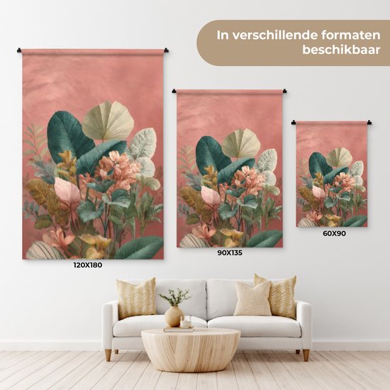 Drie wandkleden van tropische bladeren in verschillende formaten (120x180, 90x135, 60x90) boven een witte bank. Tekst: 'In verschillende formaten beschikbaar'.