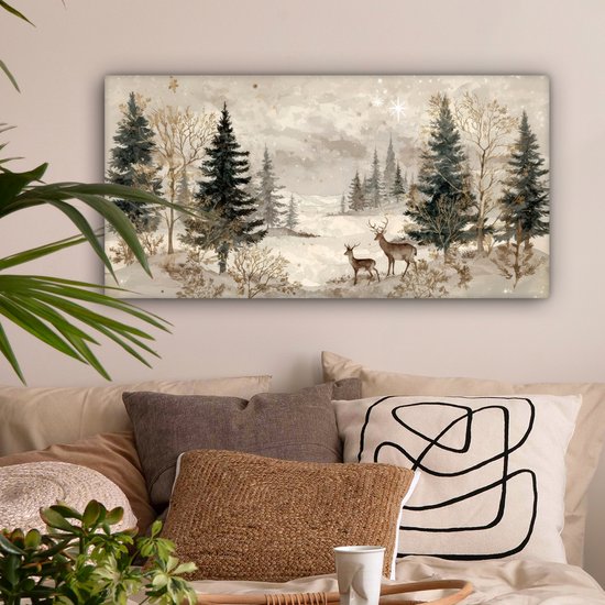 Un paysage forestier hivernal sur toile, avec des pins sombres, des collines douces, deux cerfs et des accents dorés.