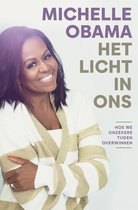 Michelle Obama met een glimlach, draagt een gebreide cardigan met gouden strepen. Titel: Het licht in ons.