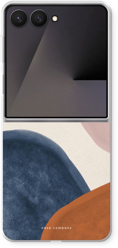Abstract telefoonhoesje met blauwe, bruine, beige en roze vormen, op een opvouwbare telefoon.