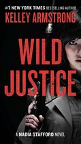 Boekomslag: Wild Justice door Kelley Armstrong, een vrouw met een pistool.