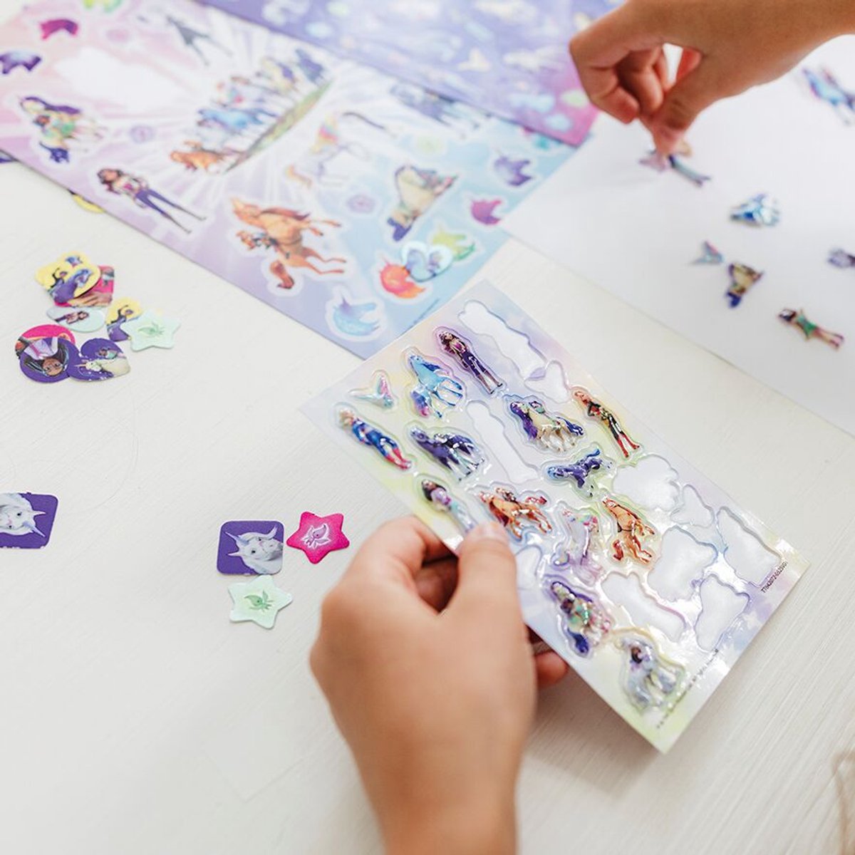 Unicorn Academy XL Stickers set - 8 stickervellen - Met metallic en laserstickers - Speelgoed Kinderen - Knutselen - Voor meisjes - Ook voor kleuters - Vanaf 3 jaar - Totum — afbeelding 3