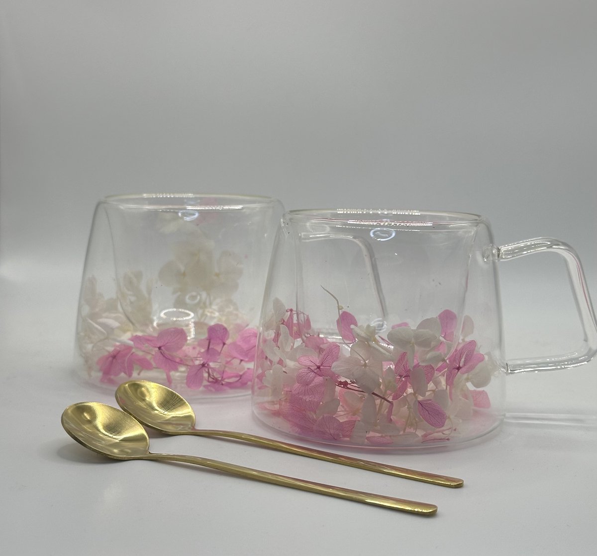 2 Unieke handgemaakte dubbelwand Koffie en Theeglazen met gedroogde bloemen - Inclusief 2 x Lepels - 200ml - Latte Macchiato Glazen - Cappuccino Glazen - Koffieglazen