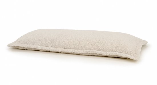 Crèmekleurig, langwerpig zitkussen met teddy stof.