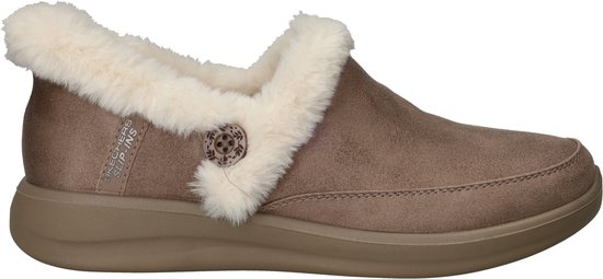 Vue latérale d'une pantoufle taupe avec doublure blanche et moelleuse et détail bouton.