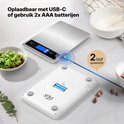 Une balance de cuisine se charge via USB-C, tandis qu'une autre balance fonctionnant sur piles est présentée.