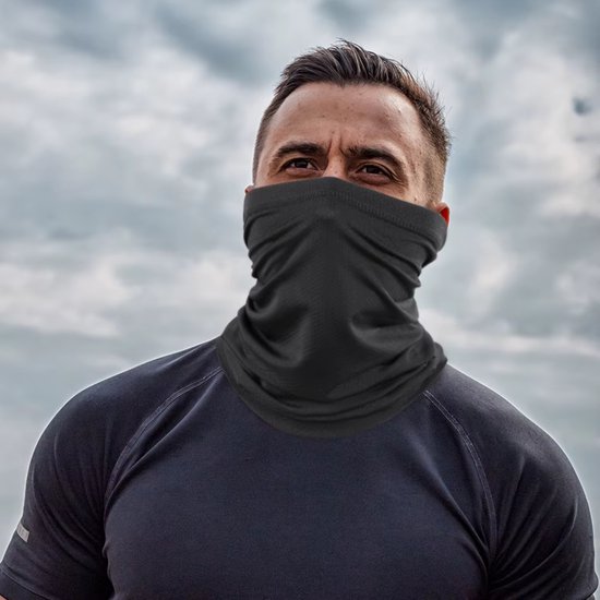 Man draagt een zwarte, geplooide nekwarmer voor zijn mond en neus, tegen een bewolkte lucht.