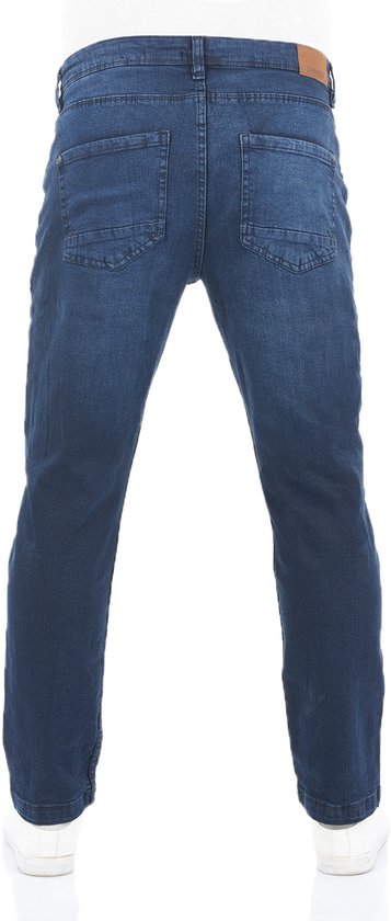 Man in een donkerblauwe regular/straight fit jeans, gezien vanaf de achterkant. De broek heeft twee achterzakken.