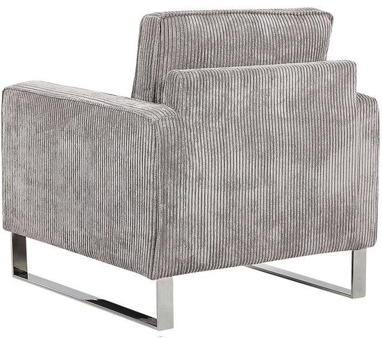 Fauteuil in lichtgrijs corduroy met een verticale ribbelstructuur en chroomkleurige pootjes.