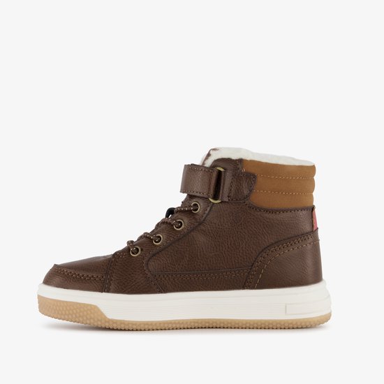 Bruine veterboot met klittenbandsluiting, bontkraag en contrasterende bruine en bruin suède details.