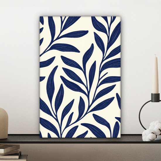 Abstract donkerblauw bladerenpatroon op een off-white achtergrond.