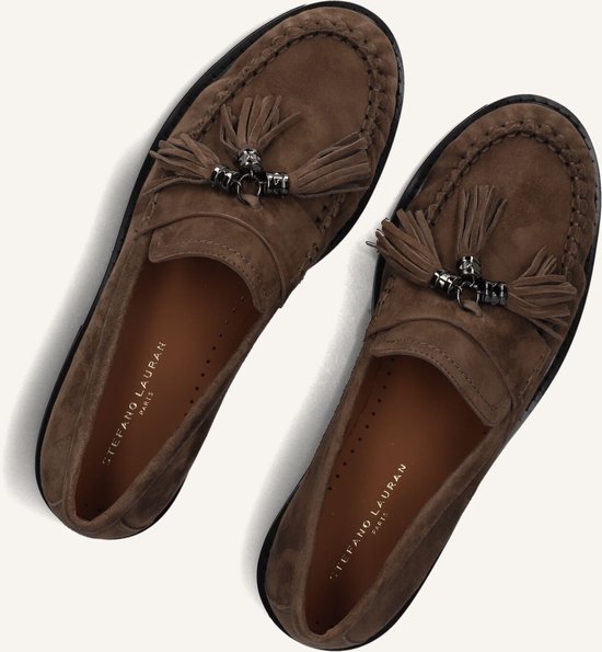 Bruine suède loafers met kwastjes en zilverkleurige details, met STEFANO LAURAN PARIS op de binnenzool.