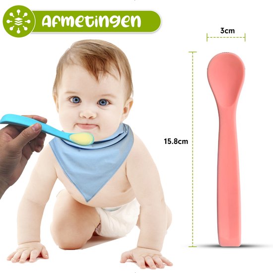 Een baby met slabbetje eet met een blauwe lepel. Een roze lepel is afgebeeld met afmetingen 15.8cm x 3cm.