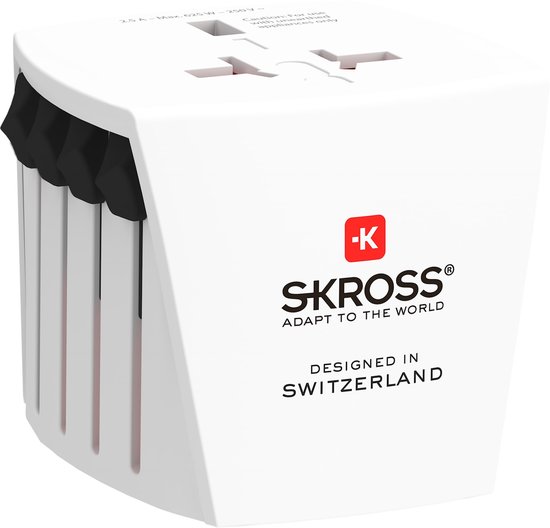 Witte SKROSS wereldadapter met uitschuifbare pinnen en een compact ontwerp.
