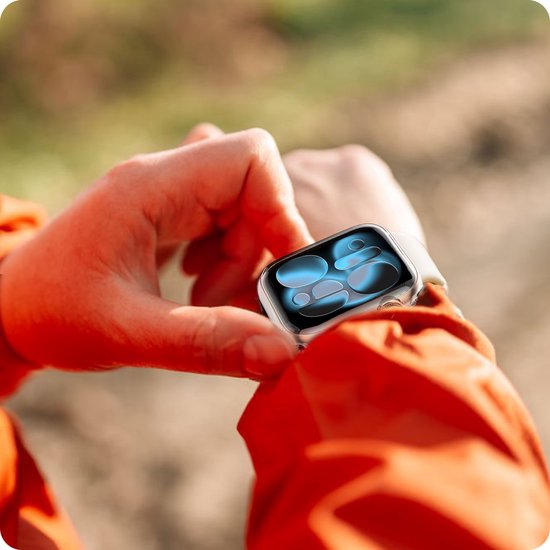 Persoon in oranje jas controleert smartwatch met transparante beschermhoes.