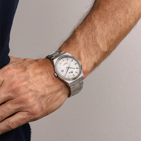 Montre Lotus pour homme au poignet, argentée avec cadran blanc.