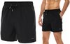 Short de bain noir avec cordon et petit logo sur le côté. Un homme porte le short.