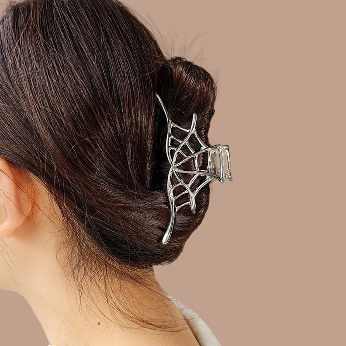 Daity 1 stuk zilveren spinnenweb haarclip - Halloween metalen spinnenklauwclip - middelgrote zilveren legering spinnenwebpatroon haai haarklauwclip - sterke lente Halloween haaraccessoires voor volwassenen