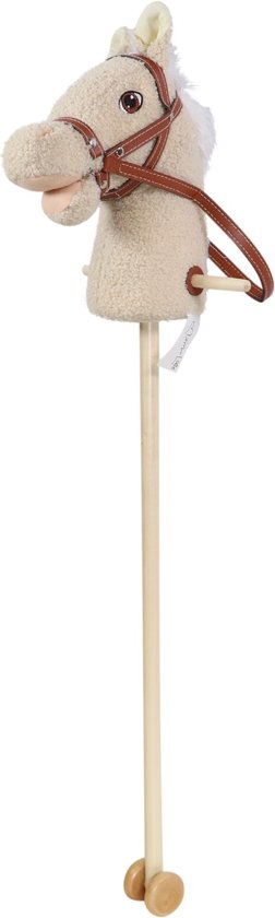 Off-white bouclé stokpaard met bruin hoofdstel, witte manen en label. Met wieltjes.