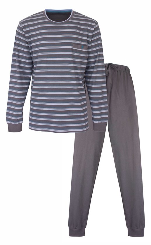 Grijze pyjamaset met blauwe, witte en bruine strepen. Lange mouwen, borstzakje met logo. Grijze pyjamabroek met trekkoord.